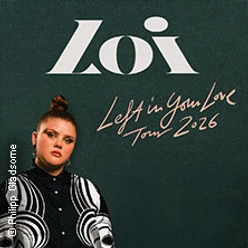 Loi, eine Popsängerin, steht vor einem dunklen Hintergrund. Der Schriftzug "Left in Your Love Tour 2026" ist sichtbar.