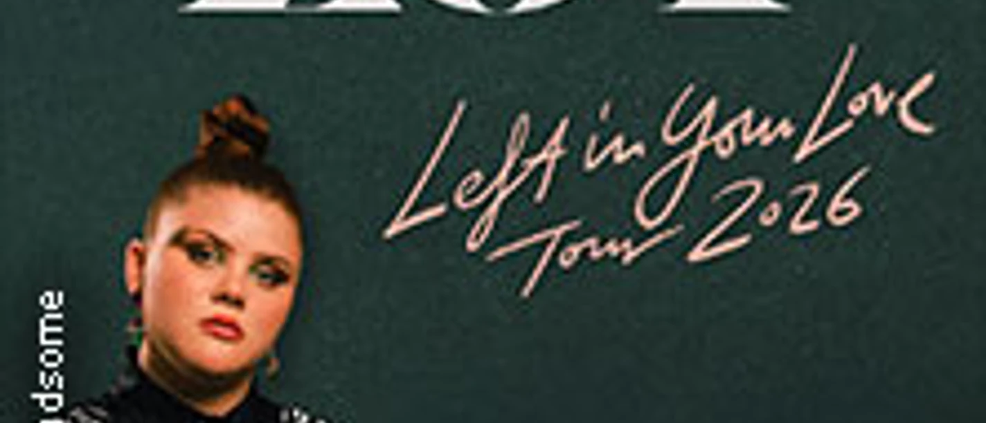 Loi, eine Popsängerin, steht vor einem dunklen Hintergrund. Der Schriftzug "Left in Your Love Tour 2026" ist sichtbar.