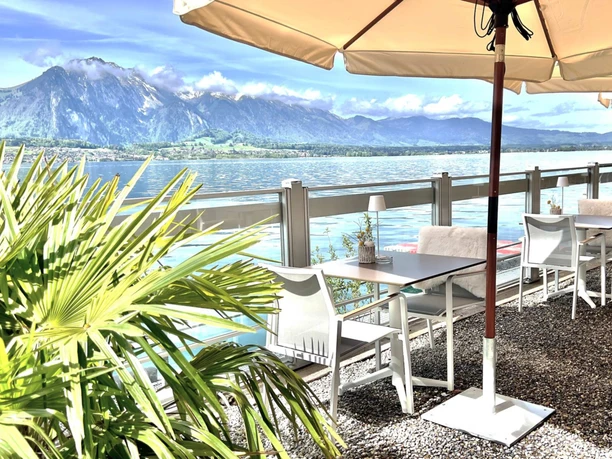 niesenblick-oberhofen-thunersee-terrasse-tische.jpg