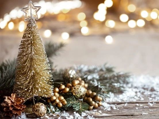 Winter cozy background with festive decor details snow wooden table bokeh concept festive atmosphere home (Klein)