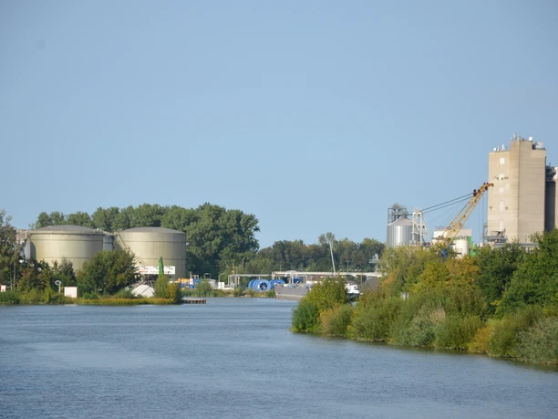 Beddinger Industrie-Hafen am Salzgitter Stichkanal