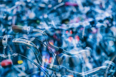 bicycles_3521373_Fahrrad_Couleur_Pixabay.jpg Mehrere Fahrräder verschwommen im Bild, Bewegung angedeutet