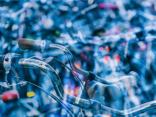 bicycles_3521373_Fahrrad_Couleur_Pixabay.jpg Mehrere Fahrräder verschwommen im Bild, Bewegung angedeutet