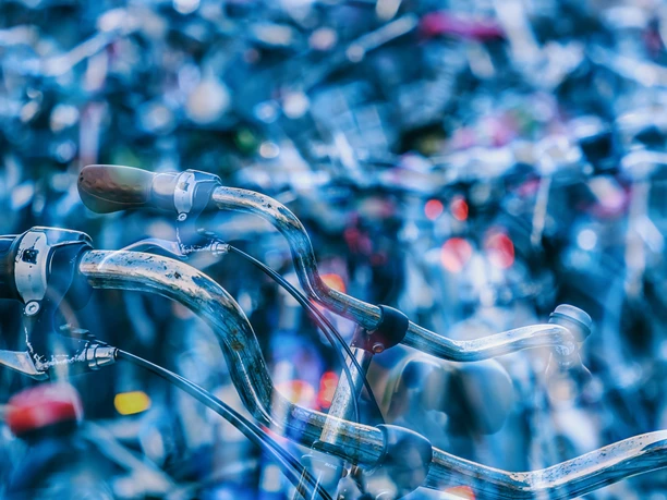 bicycles_3521373_Fahrrad_Couleur_Pixabay.jpg Mehrere Fahrräder verschwommen im Bild, Bewegung angedeutet