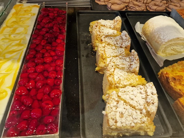 Leckerer Kuchen in der Bäckerei Tamke.jpg Leckerer Kuchen in der Bäckerei Tamke.jpg