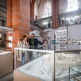 meissen-c-philipp-herfort-photography-4409.jpg Ein Paar betrachtet ein detailliertes Modell in einem lichtdurchfluteten Museum mit hohen Decken.A couple looks at a detailed model in a light-flooded museum with high ceilings.Pár si prohlíží detailní model ve světlem zalitém muzeu s vysokými stropy.Para przygląda się szczegółowemu modelowi w zalanym światłem muzeum z wysokimi sufitami.Een koppel bekijkt een gedetailleerde maquette in een lichtovergoten museum met hoge plafonds.Una coppia osserva un modello dettagliato in un museo luminoso con soffitti alti.