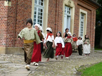 Kinder c @ Emslandmuseum Schloss Clemenswerth.JPG