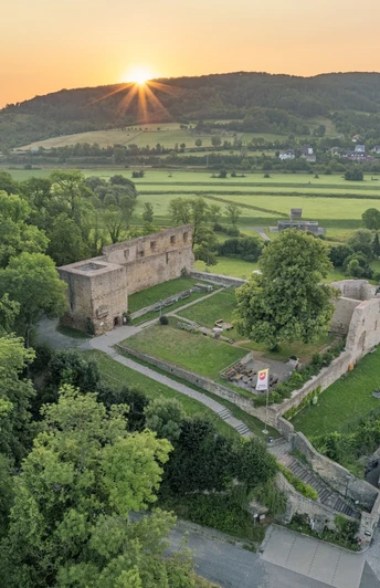 Heldenburg Salzderhelden Heldenburg in Salzderhelden bei Sonnenaufgang aus der Vogelperspektive.