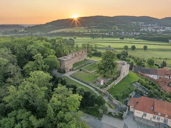Heldenburg Salzderhelden Heldenburg in Salzderhelden bei Sonnenaufgang aus der Vogelperspektive.