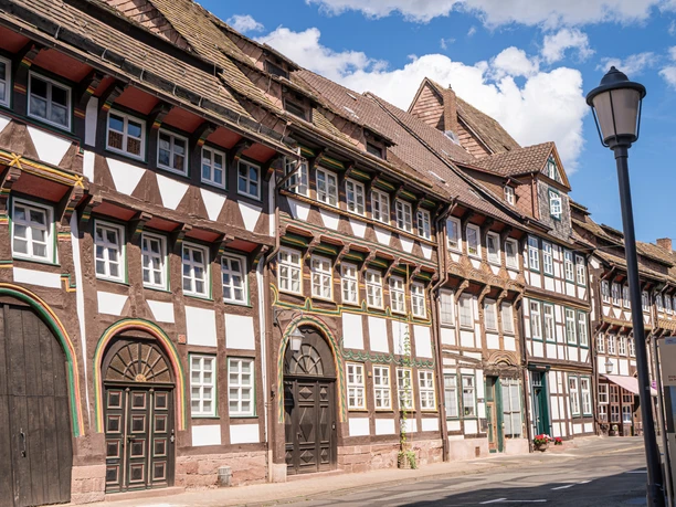 Tiedexer Straße Fachwerkzeile in der Tiedexer Straße bei Sonnenschein und blauem Himmel.