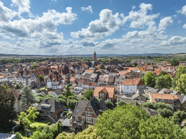 Einbeck von oben Stadt Einbeck bei blauem Himmel aus der Vogelperspektive.