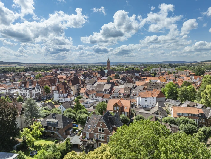 Einbeck von oben Stadt Einbeck bei blauem Himmel aus der Vogelperspektive.