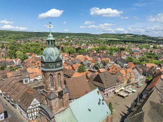 Einbeck von oben Einbeck aus der Vogelperspektive mit Blick auf Marktkirchenturm und Marktplatz bei blauem Himmel.