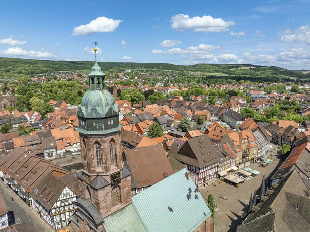 Einbeck von oben Einbeck aus der Vogelperspektive mit Blick auf Marktkirchenturm und Marktplatz bei blauem Himmel.