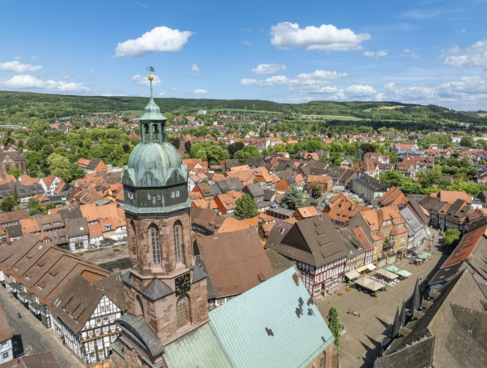 Einbeck von oben Einbeck aus der Vogelperspektive mit Blick auf Marktkirchenturm und Marktplatz bei blauem Himmel.