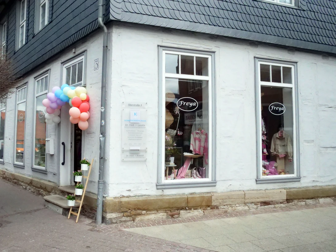 Freya-Okerstrasse-3-1.jpg Schaufenster eines Eckhauses