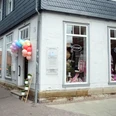 Freya-Okerstrasse-3-1.jpg Schaufenster eines Eckhauses