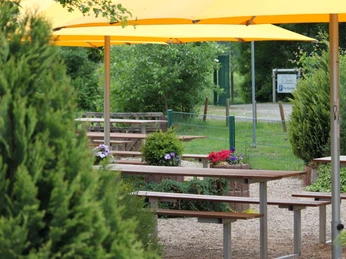 Forellenzentrum Naroda - Sitzplätze im Freien