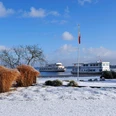 kurpark-im-winter-weisse-flotte.jpg Verschneiter Kurpark in Bad Zwischenahn vor blauem Himmel. Zwei Fahrgastschiffe der Weißen Flotte am Steg.Snow-covered spa gardens in Bad Zwischenahn against a blue sky. Two White Fleet passenger ships at the jetty.Snedækket kurpark i Bad Zwischenahn mod en blå himmel. To passagerskibe fra den hvide flåde ved anløbsbroen.Besneeuwd kuurpark in Bad Zwischenahn tegen een blauwe lucht. Twee passagiersschepen van de Witte Vloot aan de steiger.