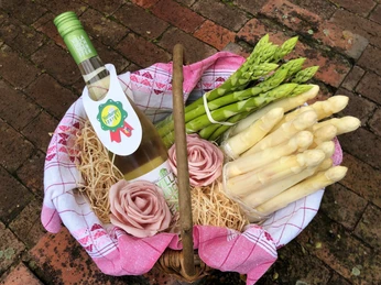 Spargelkorb.jpg Ein Korb mit frischem weißen und grünen Spargel, einer Flasche Wein und Rosendekoration auf Ziegelsteinen.A basket with fresh white and green asparagus, a bottle of wine and rose decorations on bricks.En kurv med friske hvide og grønne asparges, en flaske vin og rosendekorationer på mursten.Een mand met verse witte en groene asperges, een fles wijn en rozenversieringen op bakstenen.