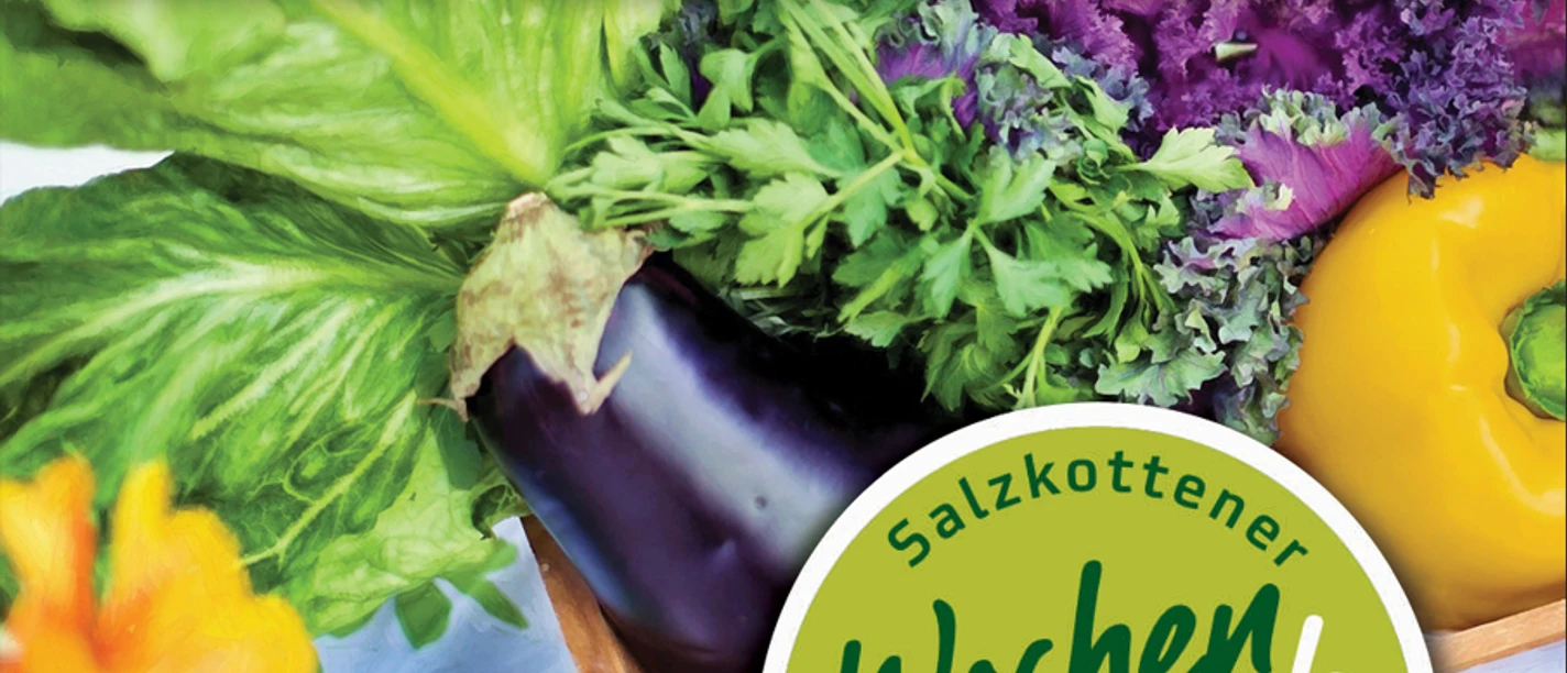 Wochenmarkt_Social.png Frisches Gemüse wie Paprika, Aubergine und Salat sind auf einem Plakat für den Wochenmarkt abgebildet.
