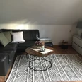 96EFFEA7-8FD5-47C4-ACE6-70A570E5CE71.jpeg Wohnzimmer mit Ledersofa und Fernseher