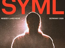 Ein Rückenporträt einer Person in dunklem Umriss vor rotem SYML-Schriftzug, von Licht umrahmt.