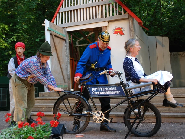 2008-Der-Räuber-Hotzenplotz-Waldbühne-Otternhagen Bunt gekleidete Schauspieler in einer Theatervorstellung auf der Waldbühne Otternhagen.