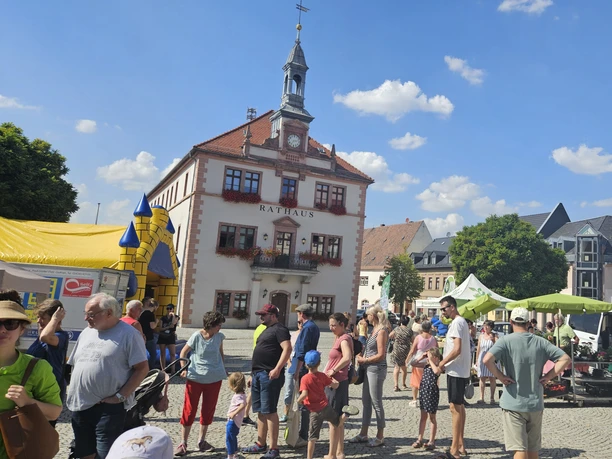 Regionalmarkt Geithain Marktplatz Der Regionalmarkt in Geithain ist ein gut besuchter Wochenmarkt mit vielen verschiedenen regionalen Produkten und Erzeugnissen.