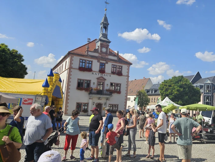 Regionalmarkt Geithain Marktplatz Der Regionalmarkt in Geithain ist ein gut besuchter Wochenmarkt mit vielen verschiedenen regionalen Produkten und Erzeugnissen.
