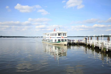 MS-Ammerland-Weisse-Flotte.jpg Die Weiße Flotte legt sanft am Steg im glitzernden Wasser des Zwischenahner Meers an.