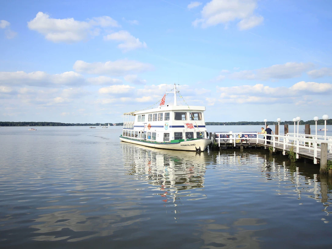 MS-Ammerland-Weisse-Flotte.jpg Die Weiße Flotte legt sanft am Steg im glitzernden Wasser des Zwischenahner Meers an.The White Fleet gently moors at the jetty in the glittering waters of the Zwischenahner Meer.Den Hvide Flåde lægger forsigtigt til ved anløbsbroen i Zwischenahner Meeres glitrende vand.De Witte Vloot meert rustig aan bij de steiger in het glinsterende water van het Zwischenahner Meer.