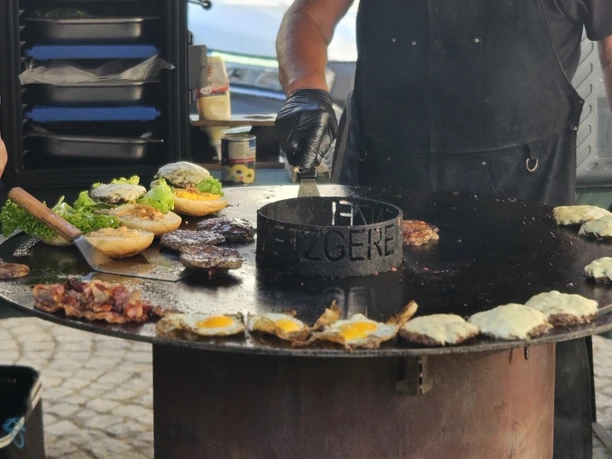 Regionalmarkt Geithain Mittagsangebot Regionale Anbieter locken mit kulinarischen Spezialitäten zum Mittagessen auf dem Wochenmarkt in Gethain ein.