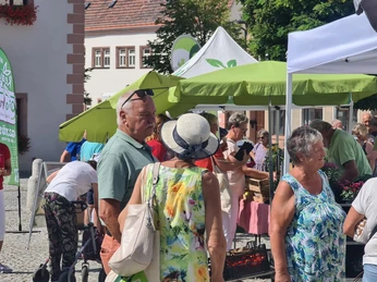 Besucher Regionalmarkt Geithain Die Besucher genießen das vielfältige Angebot des Wochenmarktes und nutzen den Austausch mit regionalen Anbietern sowie Schaulustige.