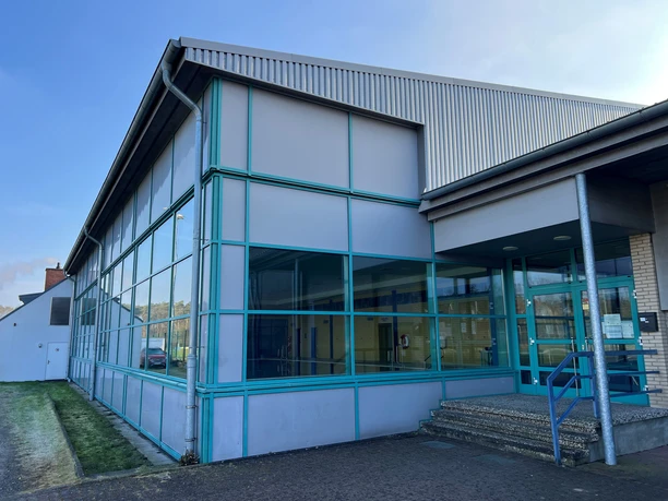 Das Hallenbad Steimbke mit seiner markanten blauen Fassade und breiten Glasfront für viel Tageslicht.