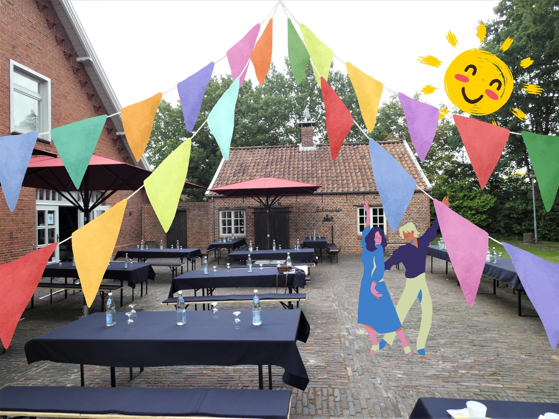 Sommerfest im Fehn- und Schiffahrtsmuseum Westrhauderfehn, Erholungsort Rhauderfehn.png Innenhof mit Tischen und Stühlen unter bunten Wimpelketten vor einem Backsteingebäude mit roten Sonnenschirmen und einer Illustration von tanzenden Personen und einer Sonne