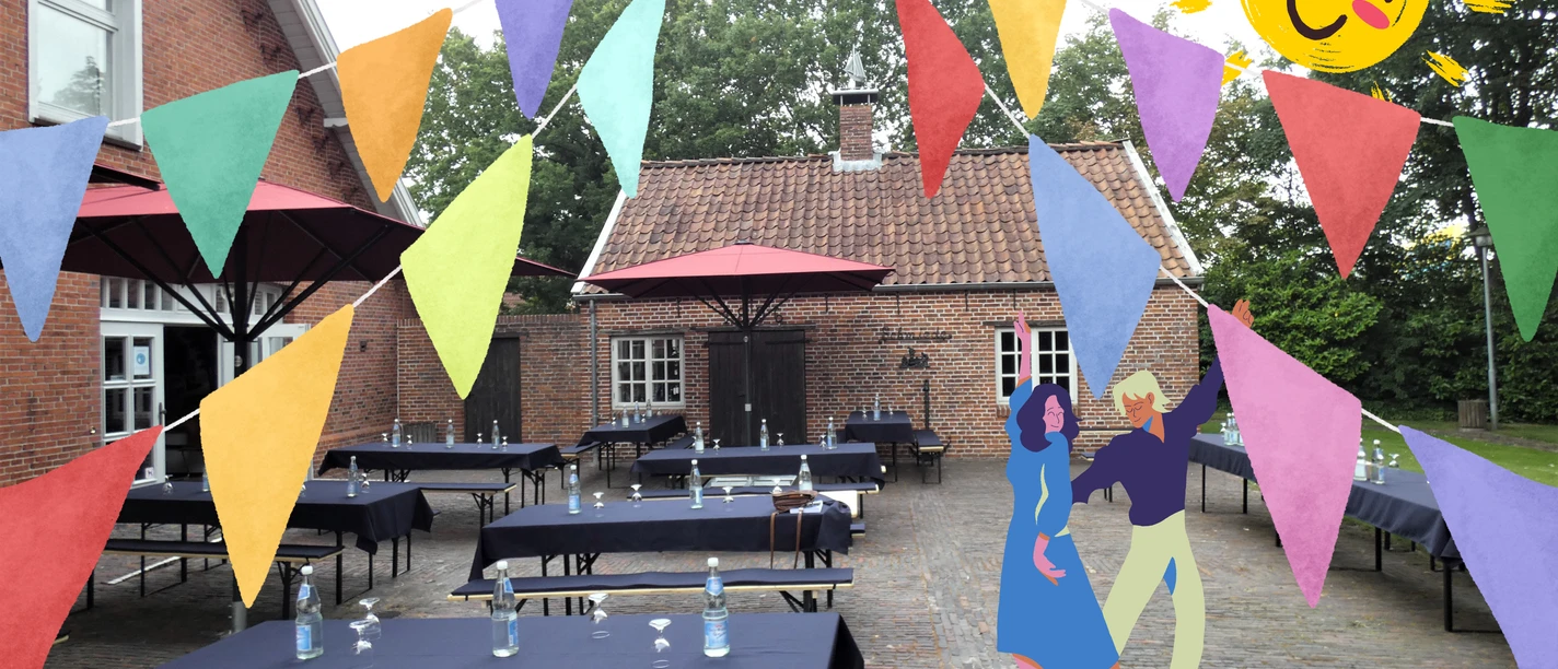Sommerfest im Fehn- und Schiffahrtsmuseum Westrhauderfehn, Erholungsort Rhauderfehn.png Innenhof mit Tischen und Stühlen unter bunten Wimpelketten vor einem Backsteingebäude mit roten Sonnenschirmen und einer Illustration von tanzenden Personen und einer Sonne
