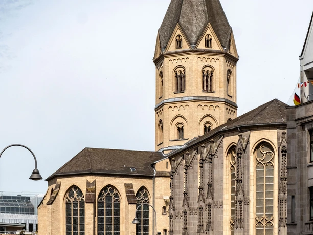 St. Andreas Sankt Andreas erhebt sich eindrucksvoll mit ihrem gotischen Turm und den charakteristischen Bogenfenstern über das Kölner Stadtbild.