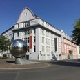Herford-Elsbach Haus-Pro Herford GmbH.JPG Historisches Gebäude in Herford mit markanter Fassade und großer spiegelnder Kugelskulptur davor.