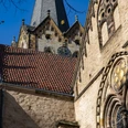 Herford_Münsterkirche im Herbst_Pro Herford GmbH.jpg Die Münsterkirche in Herford mit Kirchturm, herbstlich beleuchteter Fassade und verzierten Fenstern.