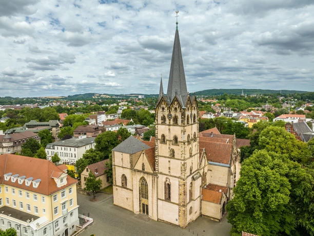 Luftaufnahme des Herforder Rathauses mit umliegender historischer Gebäude und grüner Landschaft.