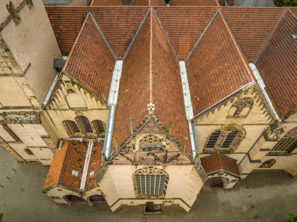 Luftaufnahme des historischen Rathauses in Herford mit beeindruckender gotischer Architektur.