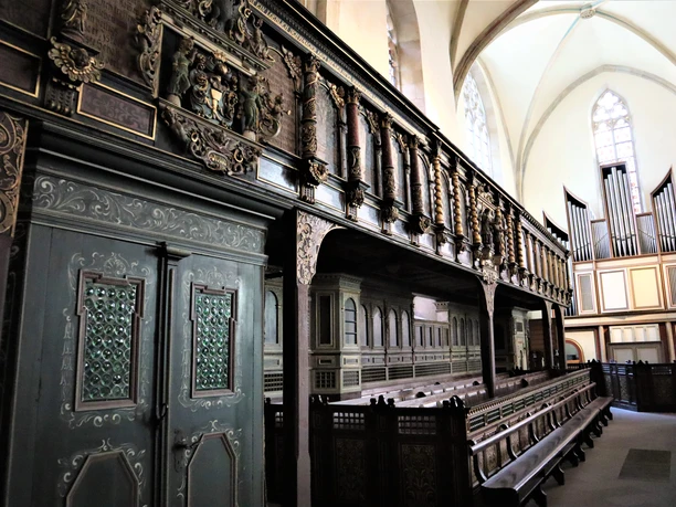 Pro Herford-Johanniskirche-Pro Herford GmbH.JPG Ein Blick auf das prächtige Holzgitterwerk im Inneren der Johanniskirche mit beeindruckenden Schnitzereien.