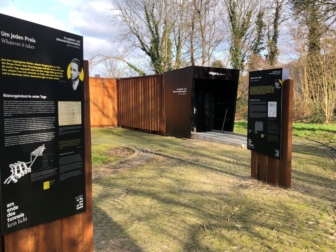 Ausstellung Am Ende des Tunnels kein Licht - Eingang Ausstellung Am Ende des Tunnels kein Licht - Eingang