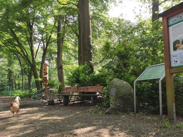 Gedenkstein "Gut Uppen Venne" in Hünxe-Drevenack mit Sitzgruppe