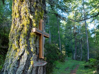 Wegkreuz im Saflischwald