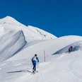 Skitourer auf dem Rosswald mit Aussicht auf das Fülhorn