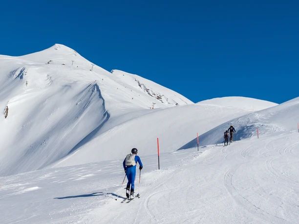Skitourer auf dem Rosswald mit Aussicht auf das Fülhorn