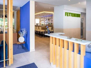 Rezeption im Kristallhotel FETTEHENNE Helle Empfangshalle des Kristallhotels FETTEHENNE in Leverkusen mit modernem Design und stilvollen Sitzgelegenheiten.