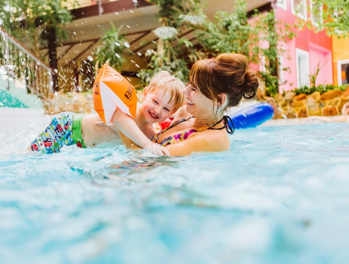 Frau mit Kind, Tropicana Erlebnisbad Stadthagen